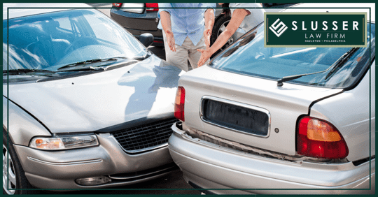 Car crash with people pointing symbolizing a no-fault car accident.